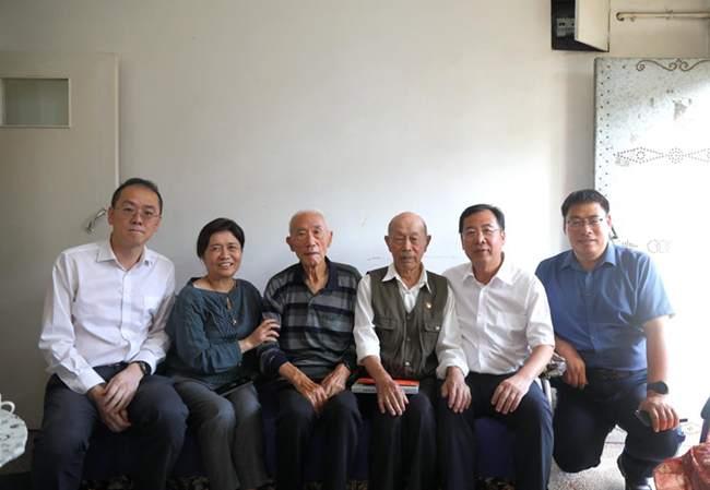 中国有研党委书记、董事长赵晓晨看望三线建设时期援建905厂老同志代表